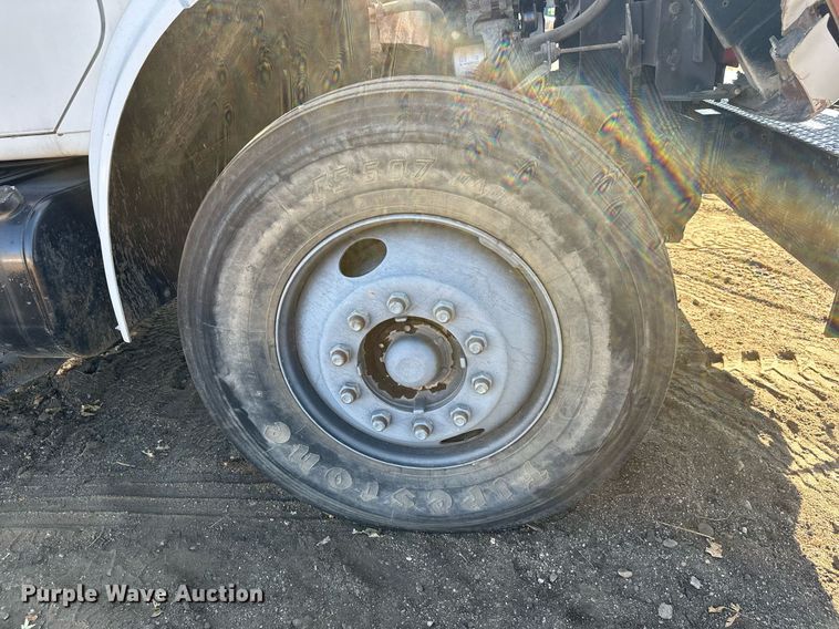 image for item EL0015 1997 International 4900 digger derrick truck