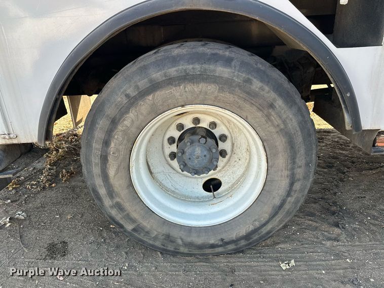 image for item EL0015 1997 International 4900 digger derrick truck