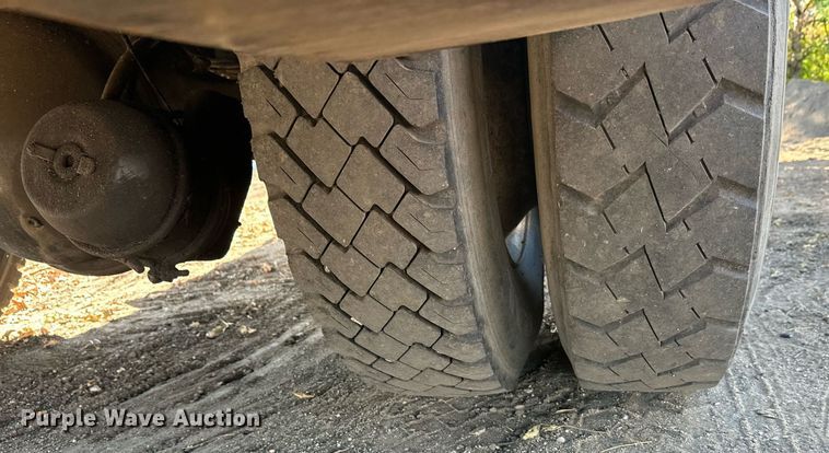 image for item EL0015 1997 International 4900 digger derrick truck