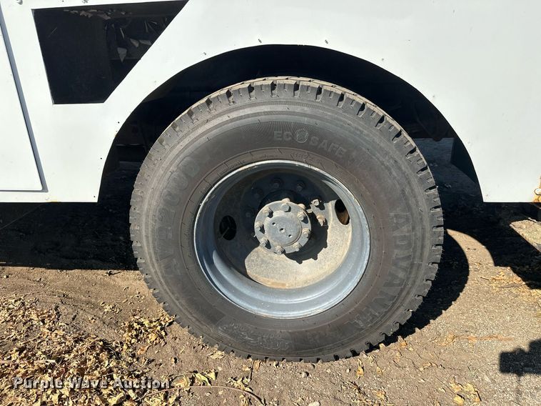 image for item EL0015 1997 International 4900 digger derrick truck