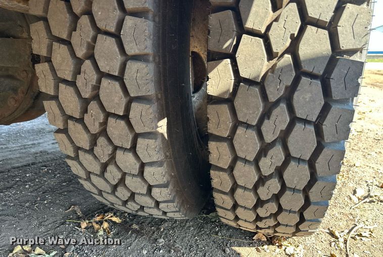 image for item EL0015 1997 International 4900 digger derrick truck