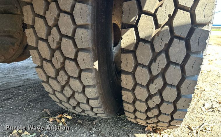 image for item EL0015 1997 International 4900 digger derrick truck