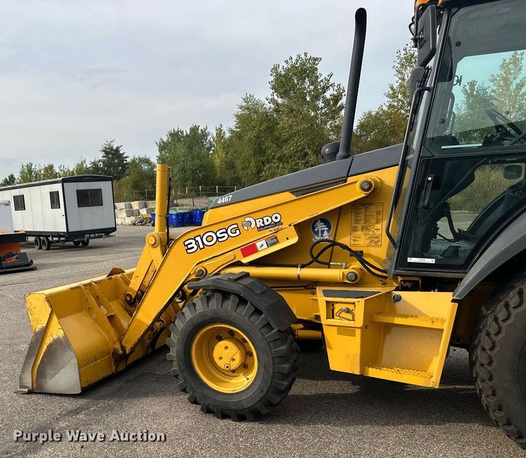 image for item EL0020 2006 John Deere 310SG backhoe