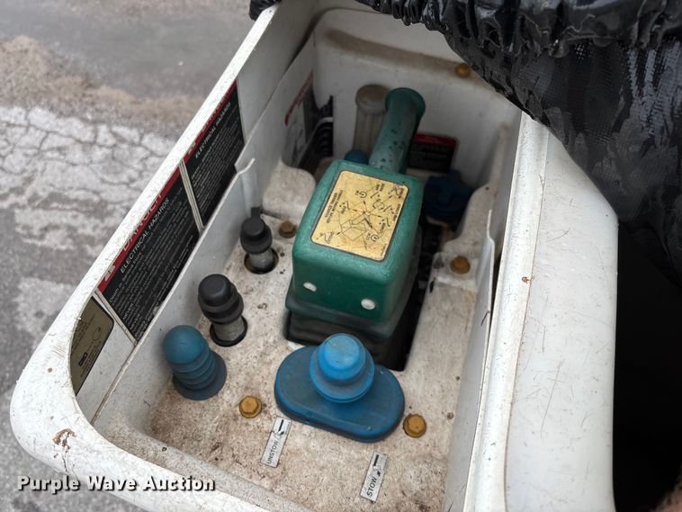 image for item EM8206 2016 Ford F550 Super Duty XL bucket truck