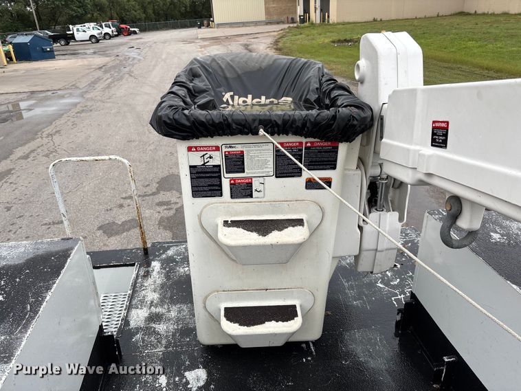 image for item EM8206 2016 Ford F550 Super Duty XL bucket truck