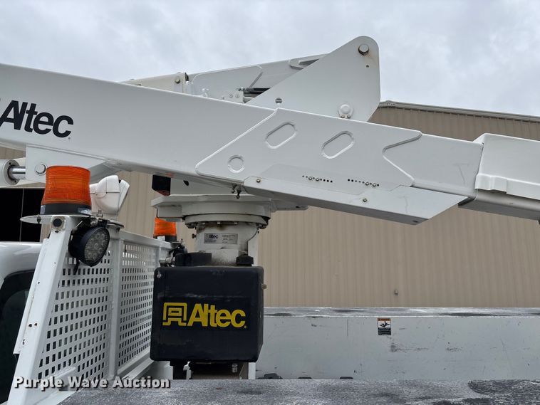 image for item EM8206 2016 Ford F550 Super Duty XL bucket truck