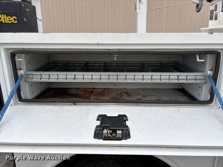 image for item EM8206 2016 Ford F550 Super Duty XL bucket truck