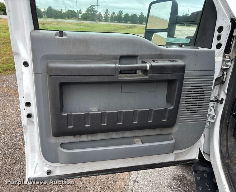 image for item EM8206 2016 Ford F550 Super Duty XL bucket truck