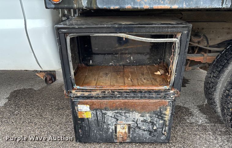 image for item EM8209 2007 Ford F450 Super Duty XL flatbed truck