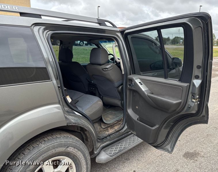 image for item EM8210 2005 Nissan Pathfinder SUV