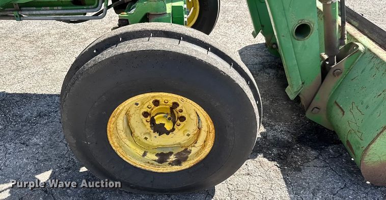 image for item EM8213 1992 John Deere 2755 tractor