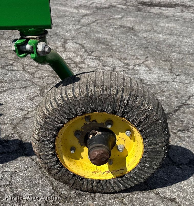 image for item EM8213 1992 John Deere 2755 tractor