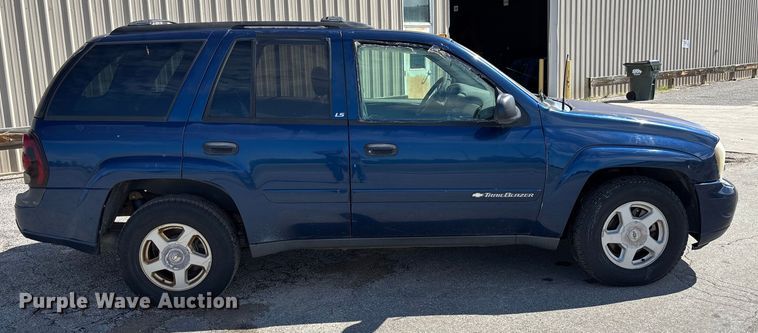 image for item EM8215 2002 Chevrolet TrailBlazer SUV