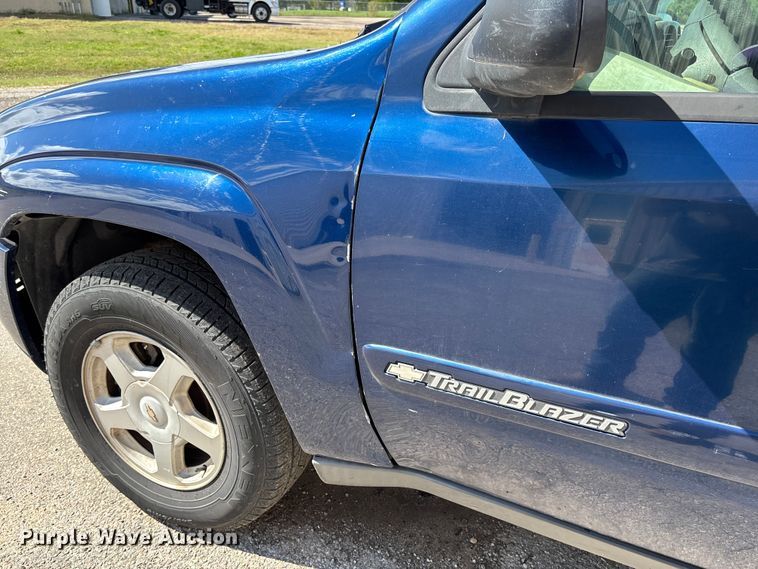 image for item EM8215 2002 Chevrolet TrailBlazer SUV