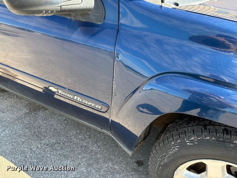 image for item EM8215 2002 Chevrolet TrailBlazer SUV