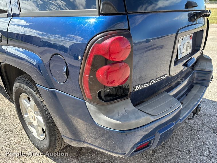 image for item EM8215 2002 Chevrolet TrailBlazer SUV