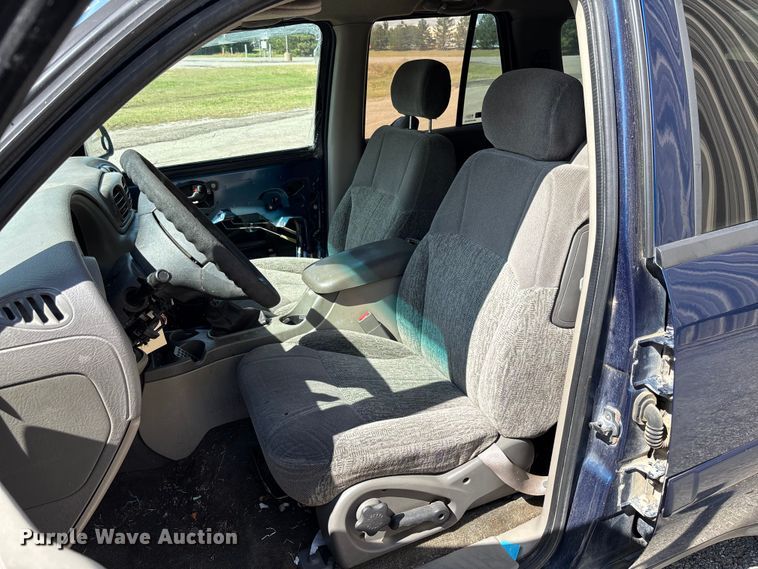 image for item EM8215 2002 Chevrolet TrailBlazer SUV