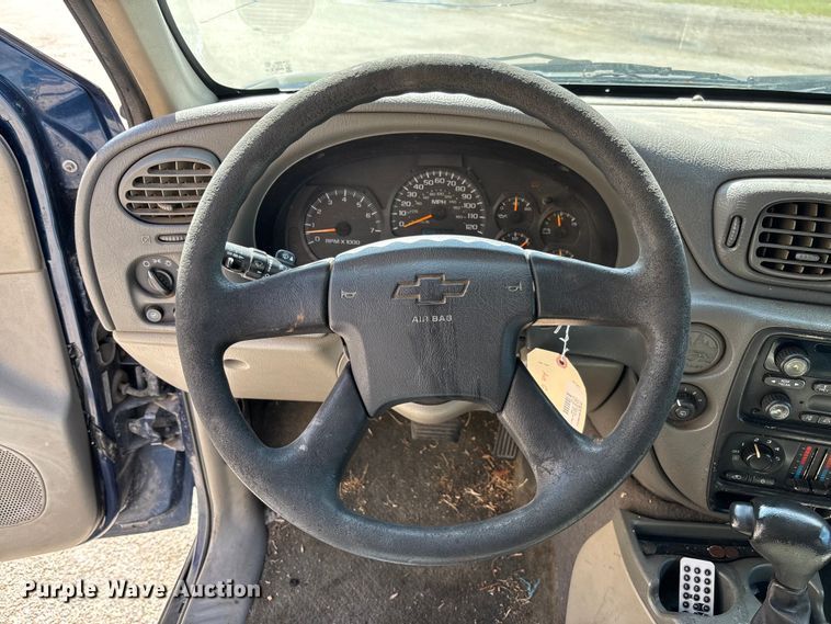 image for item EM8215 2002 Chevrolet TrailBlazer SUV