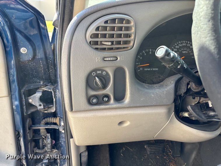 image for item EM8215 2002 Chevrolet TrailBlazer SUV