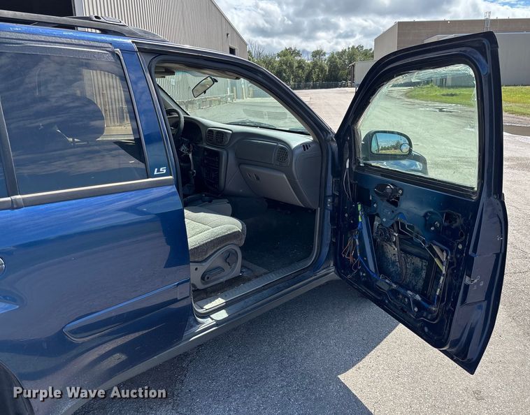 image for item EM8215 2002 Chevrolet TrailBlazer SUV