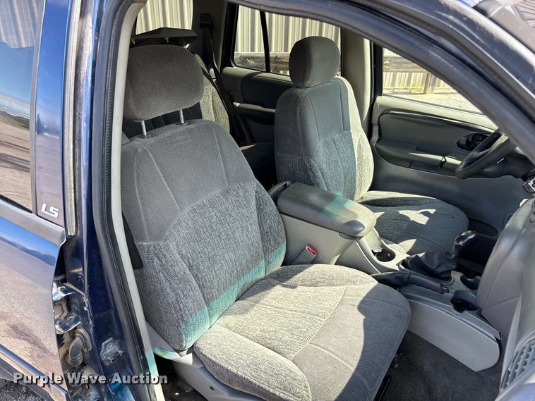 image for item EM8215 2002 Chevrolet TrailBlazer SUV