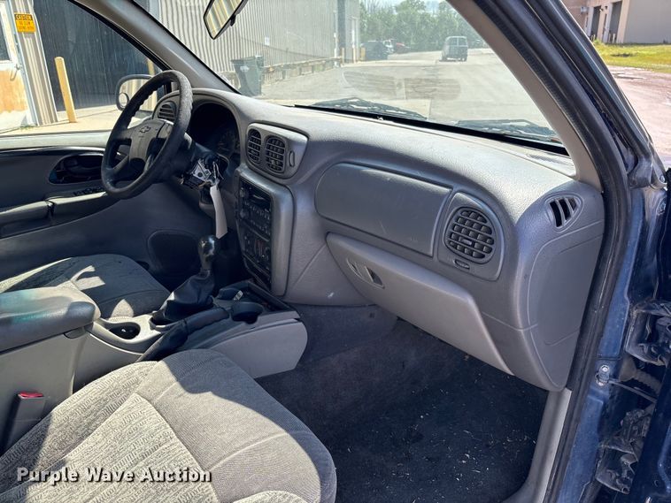 image for item EM8215 2002 Chevrolet TrailBlazer SUV