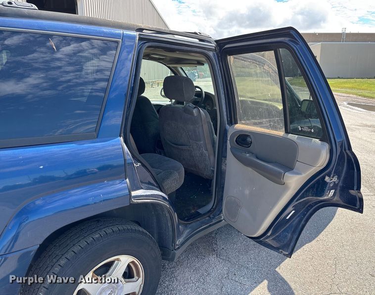 image for item EM8215 2002 Chevrolet TrailBlazer SUV