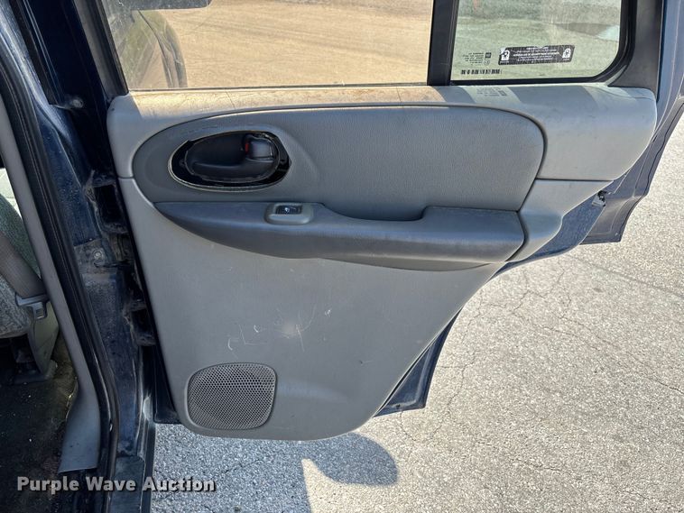 image for item EM8215 2002 Chevrolet TrailBlazer SUV