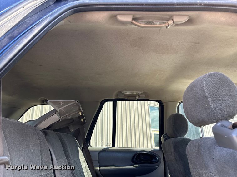 image for item EM8215 2002 Chevrolet TrailBlazer SUV