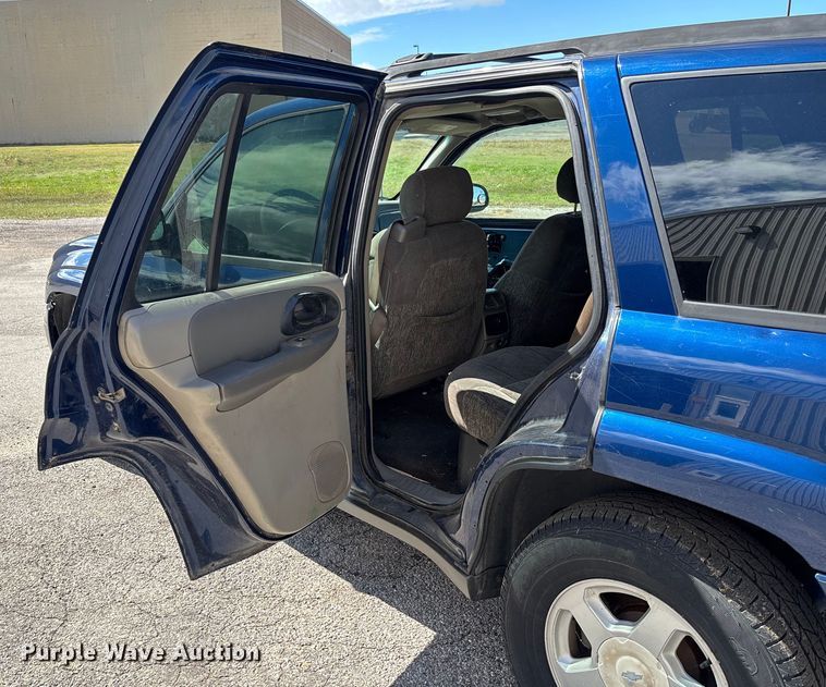 image for item EM8215 2002 Chevrolet TrailBlazer SUV