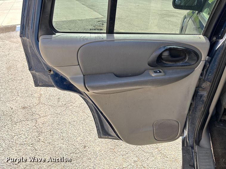 image for item EM8215 2002 Chevrolet TrailBlazer SUV