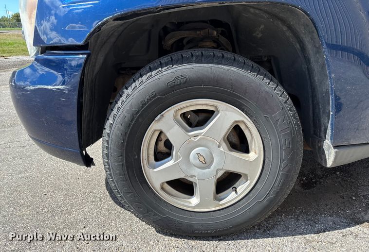 image for item EM8215 2002 Chevrolet TrailBlazer SUV