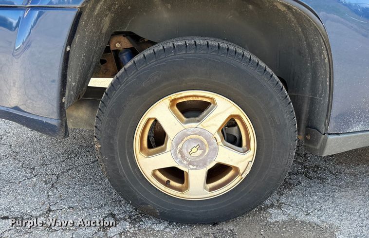 image for item EM8215 2002 Chevrolet TrailBlazer SUV