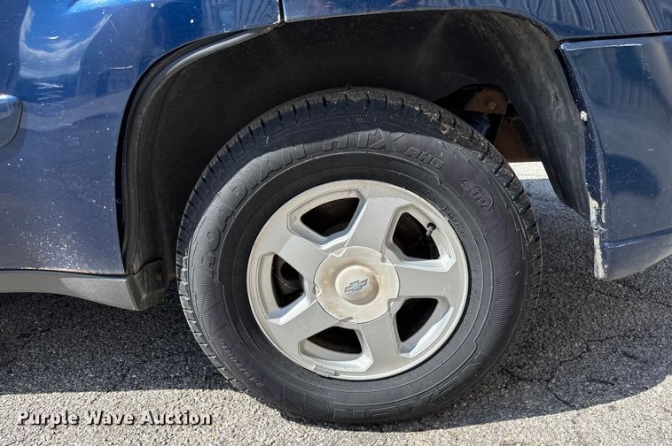 image for item EM8215 2002 Chevrolet TrailBlazer SUV