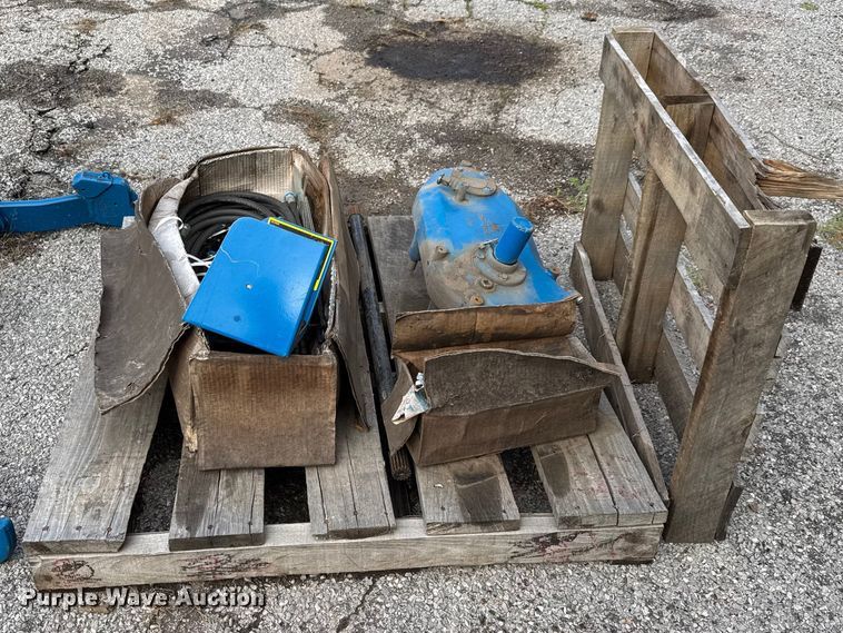 image for item EM8216 1998 New Holland 9030E bi-directional tractor