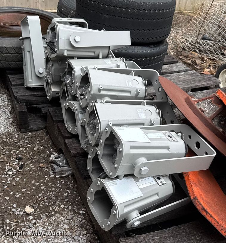 image for item EM8239 Lawn equipment