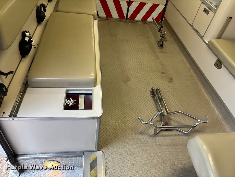 image for item EM8248 2010 Ford E450 ambulance