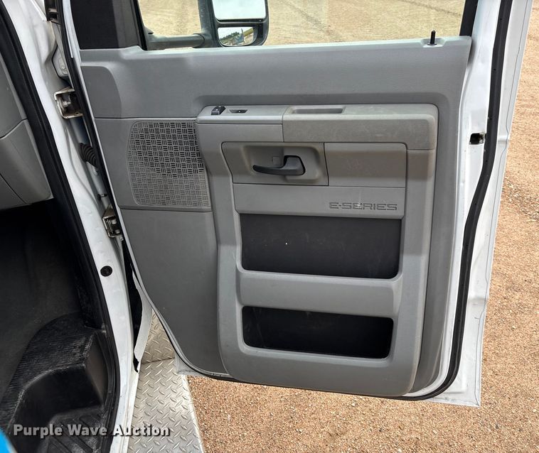 image for item EM8248 2010 Ford E450 ambulance