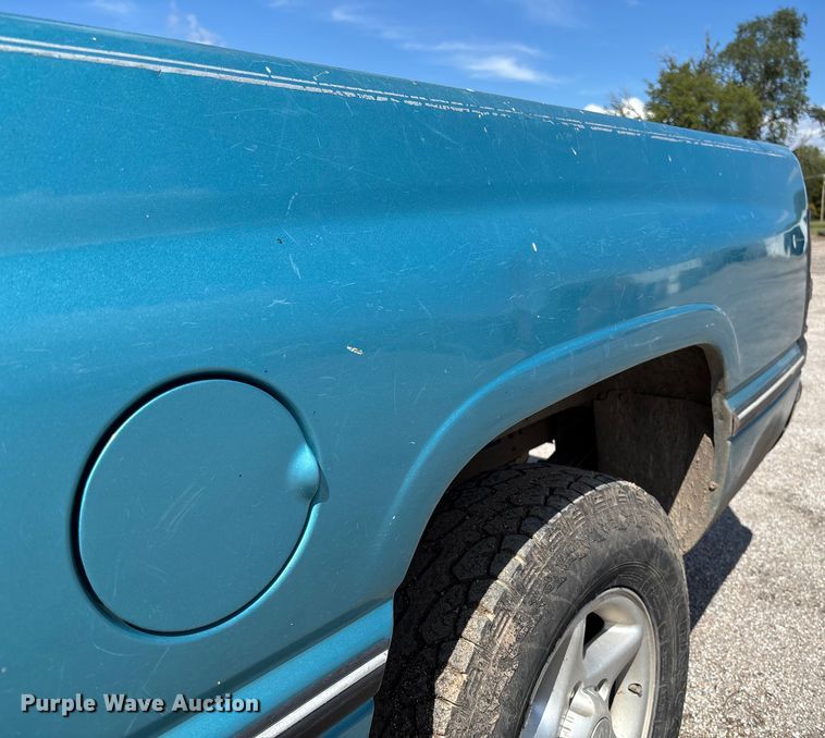 image for item EM8253 1996 Dodge Ram 1500 pickup truck