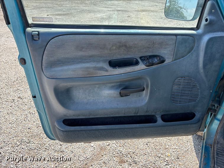 image for item EM8253 1996 Dodge Ram 1500 pickup truck