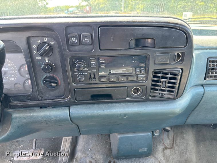 image for item EM8253 1996 Dodge Ram 1500 pickup truck