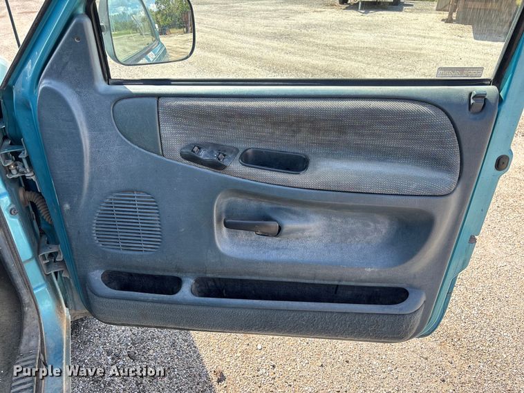 image for item EM8253 1996 Dodge Ram 1500 pickup truck