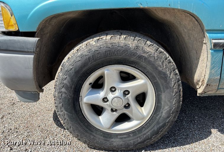 image for item EM8253 1996 Dodge Ram 1500 pickup truck