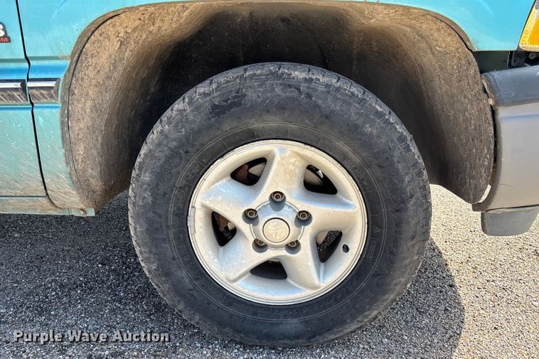 image for item EM8253 1996 Dodge Ram 1500 pickup truck