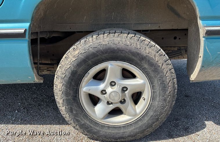 image for item EM8253 1996 Dodge Ram 1500 pickup truck