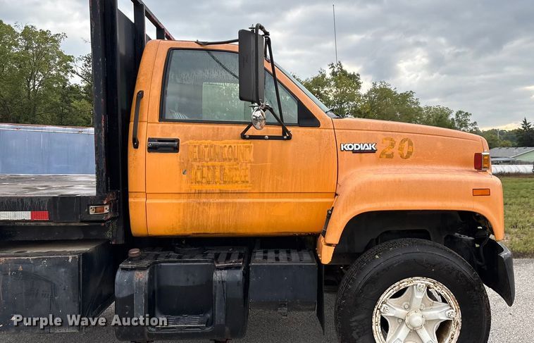 image for item EN5621 1993 Chevrolet Kodiak C5500  flatbed truck
