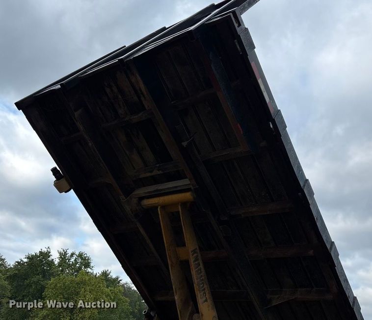 image for item EN5621 1993 Chevrolet Kodiak C5500  flatbed truck