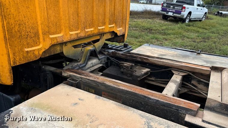 image for item EN5621 1993 Chevrolet Kodiak C5500  flatbed truck