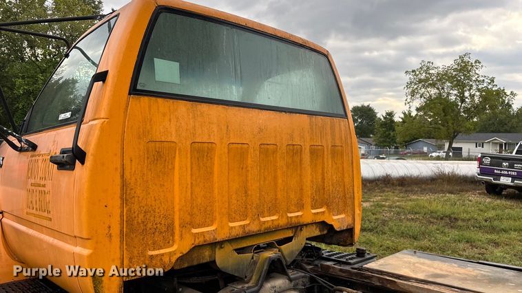 image for item EN5621 1993 Chevrolet Kodiak C5500  flatbed truck