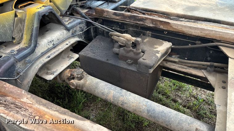 image for item EN5621 1993 Chevrolet Kodiak C5500  flatbed truck